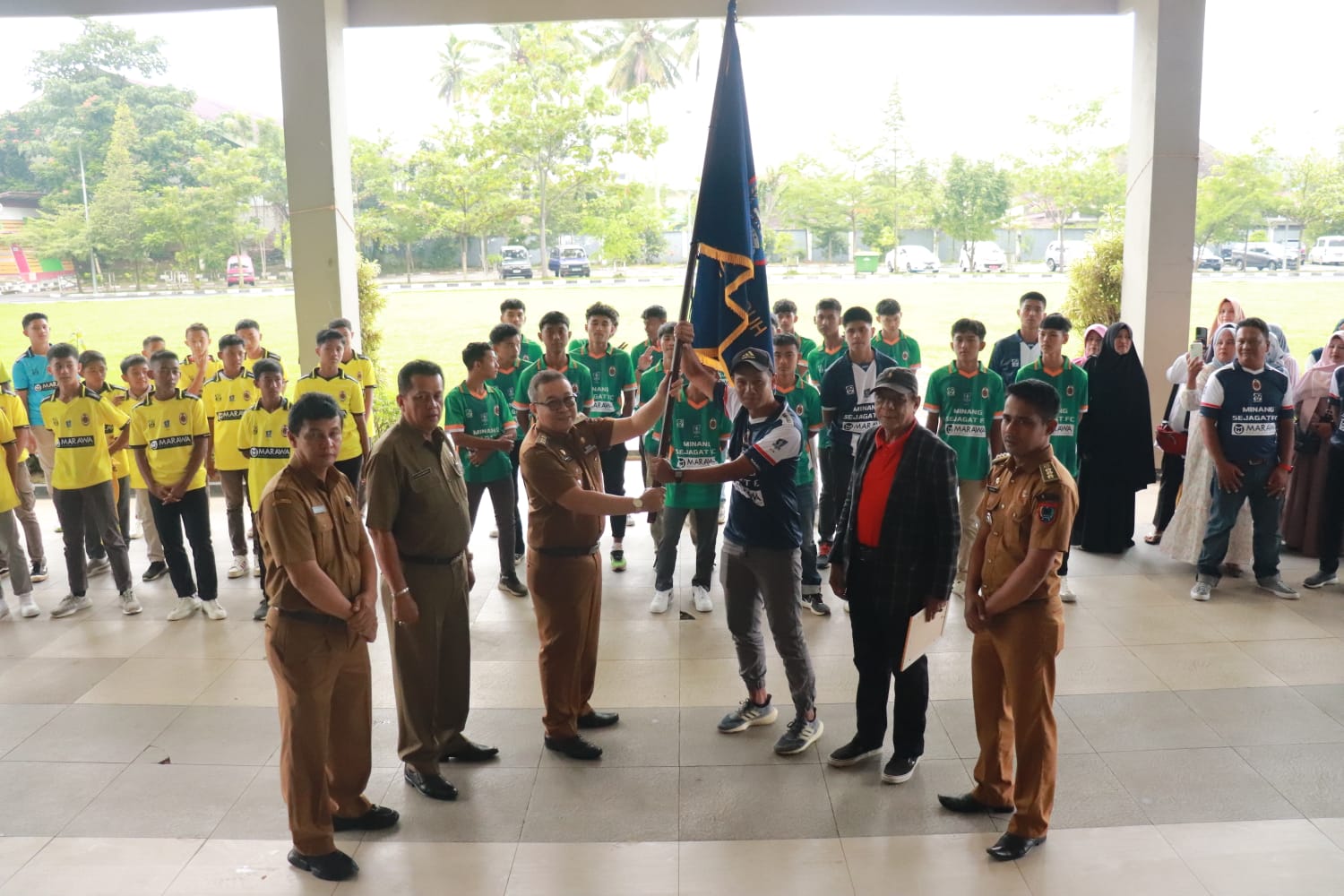 Pj Wali Kota Payakumbuh Jasman lepas tim Minang Sejagada FC mengikuti piala Soeratin tingkat Nasional, Selasa (16/01/2024)  di Halaman Balai Kota Payakumbuh 